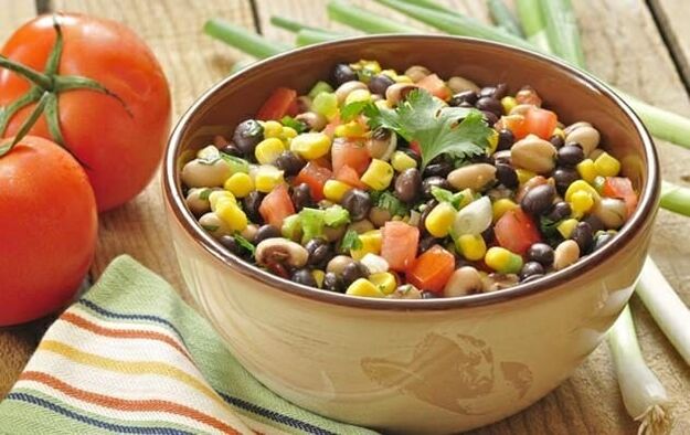 La ensalada de verduras dietéticas se puede incluir en el menú al perder peso con una nutrición adecuada