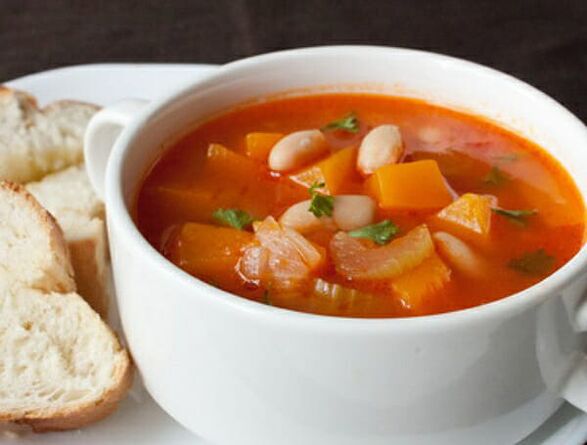 La sopa de apio es un plato abundante en la dieta de una dieta saludable para bajar de peso. 