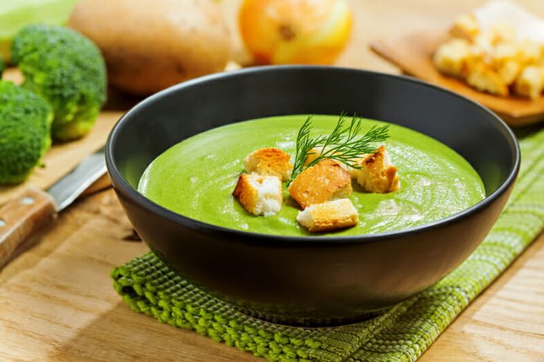 Sopa de crema de brócoli en el menú nutricional para adelgazar